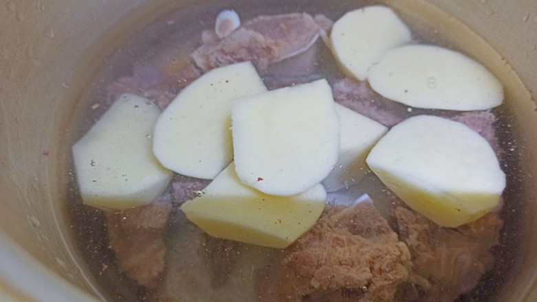 番茄牛骨汤,高压锅里放入牛骨头，土豆和番茄