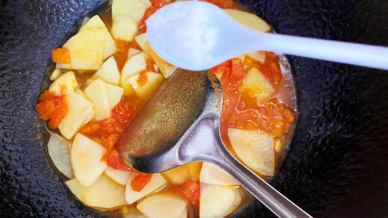 西红柿炒土豆片,加入一小勺盐。