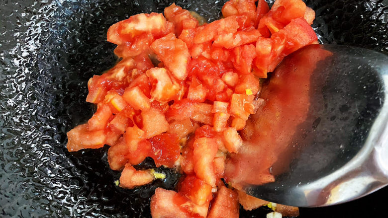 西红柿炒土豆片,加入西红柿翻炒片刻。