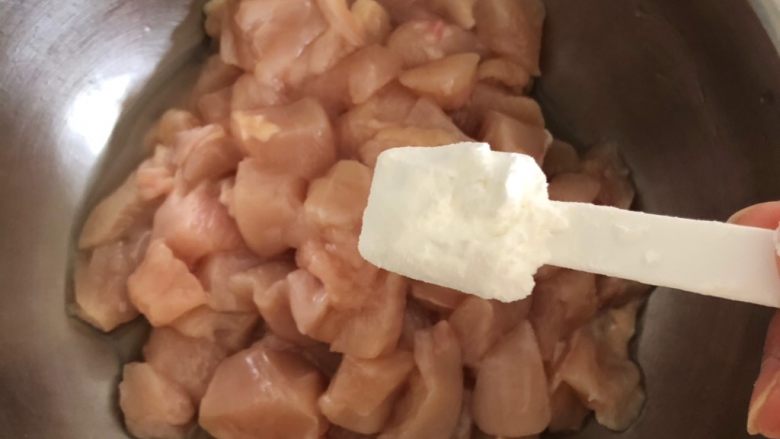 咖喱鸡肉米饭,放入适量淀粉