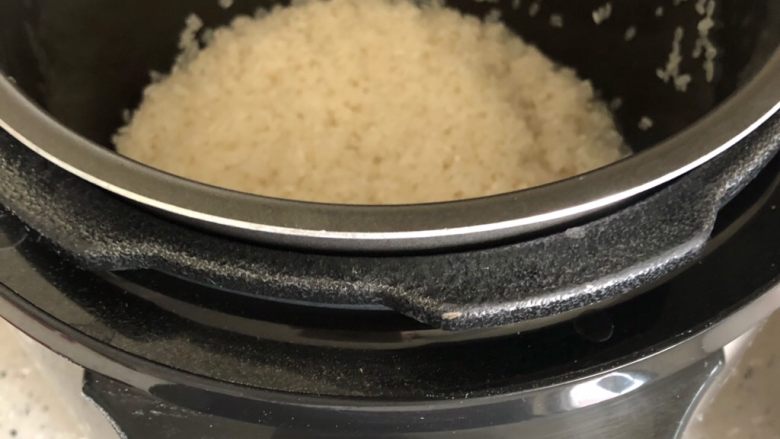 咖喱鸡肉米饭,将淘好的米倒入电压力锅
