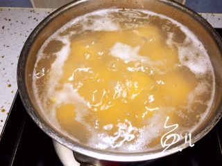 南瓜汤圆,水开后放入汤圆，要经常搅动，以免粘锅底，煮至汤圆都漂浮在水面上，再煮2分钟就好了