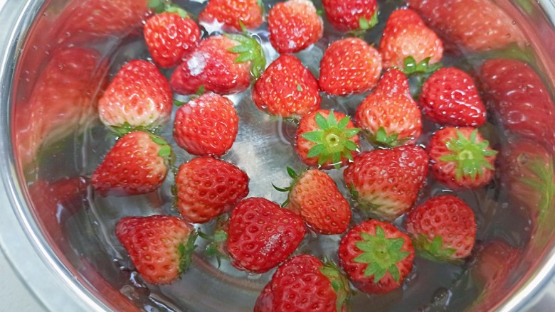 草莓糖葫芦,盆没内加入清水和一些食盐清洗草莓
