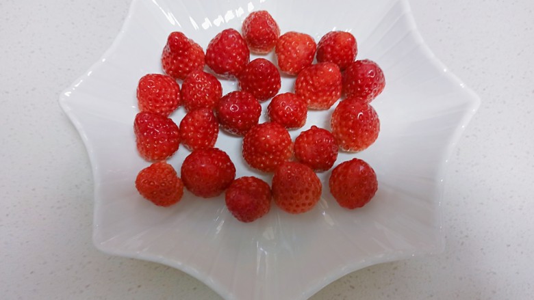 草莓糖葫芦,清洗好的草莓除去叶子
