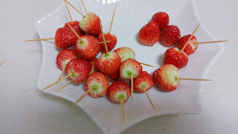 草莓糖葫芦,草莓插上牙签