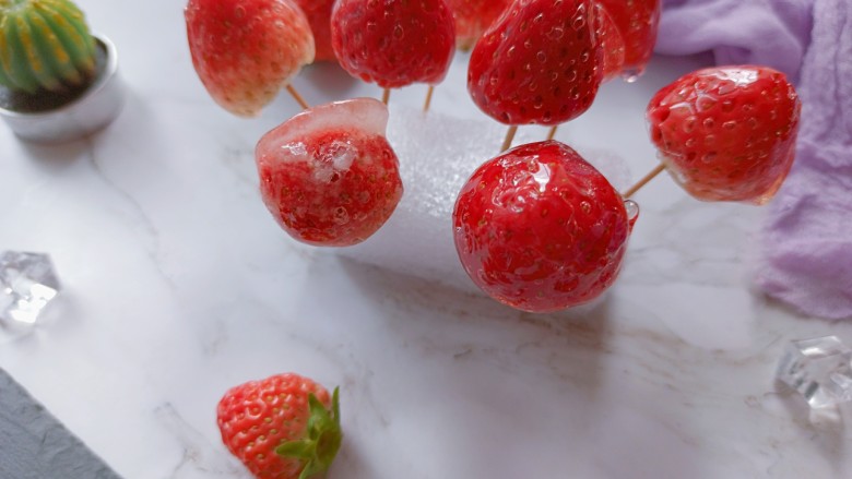 草莓糖葫芦,裹着糖太好吃了
