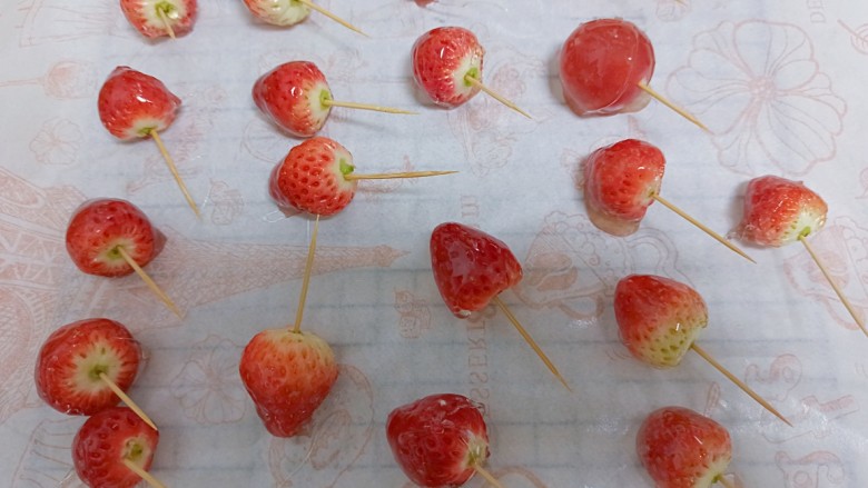 草莓糖葫芦,放的时候隔开位置以免粘在一起