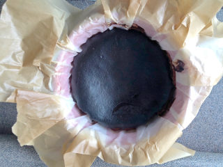 巴斯克·黑巧克力芝士蛋糕,出炉冷却后冰箱冷藏保存。