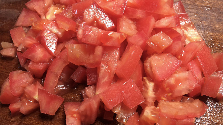 西红柿炒土豆片,番茄切碎