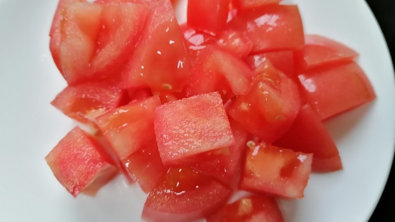 西红柿炒土豆片,将西红柿切成小块