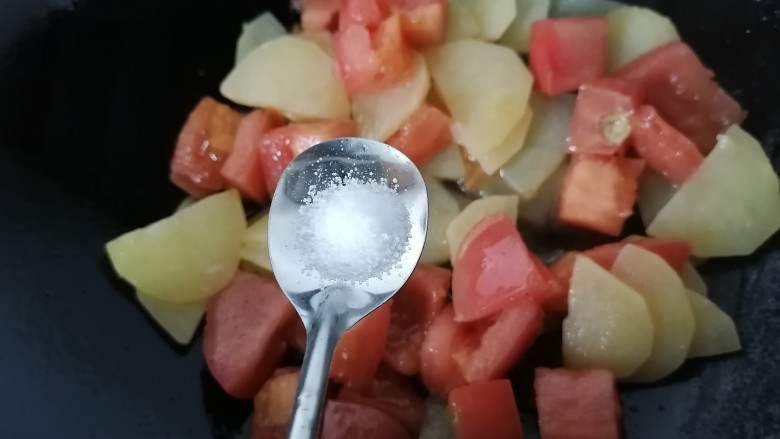 西红柿炒土豆片,加入一勺盐调味