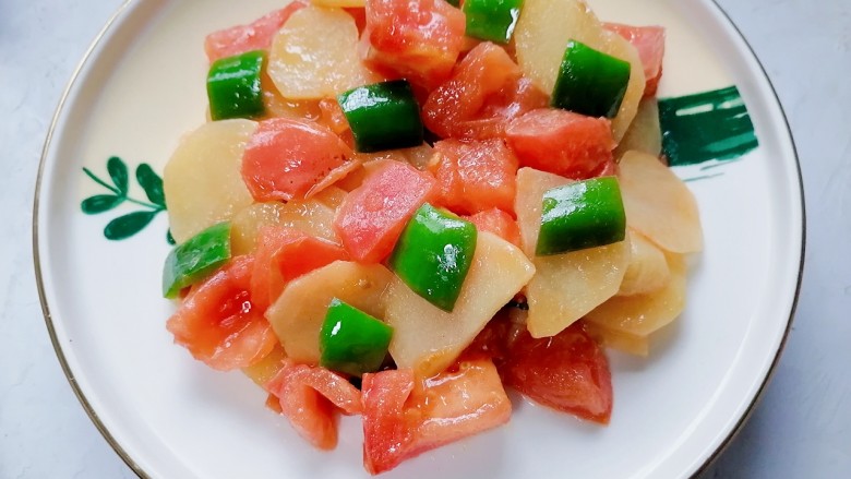 西红柿炒土豆片,装盘