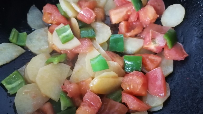 西红柿炒土豆片,翻炒均匀青椒断生即可出锅
