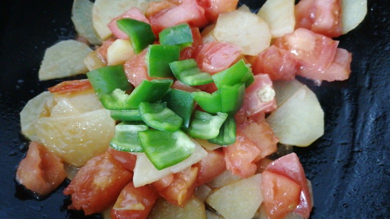 西红柿炒土豆片,放入青椒