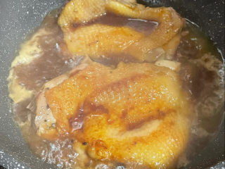 照烧鸡腿饭,把照烧汁倒入锅中，加锅盖中火煮五分钟，再用大火收汁。