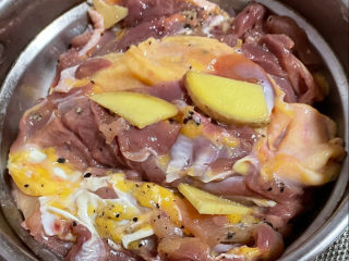 照烧鸡腿饭,用姜片，黑胡椒粉，盐，料酒，一点点生粉，一点点花生油腌制15分钟。