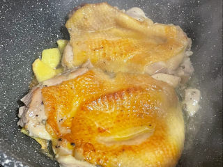 照烧鸡腿饭,起锅烧油，中火，先放带皮的一面煎至金黄，再把另一面煎一下。