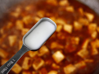 麻婆豆腐,加入适量水淀粉勾芡。