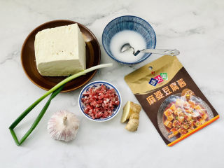 麻婆豆腐,首先备齐所有的食材。