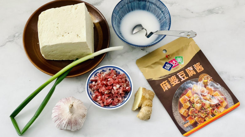 麻婆豆腐,首先备齐所有的食材。