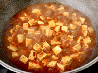 麻婆豆腐,大火烧开后，继续小火焖至锅中汤汁浓稠时。