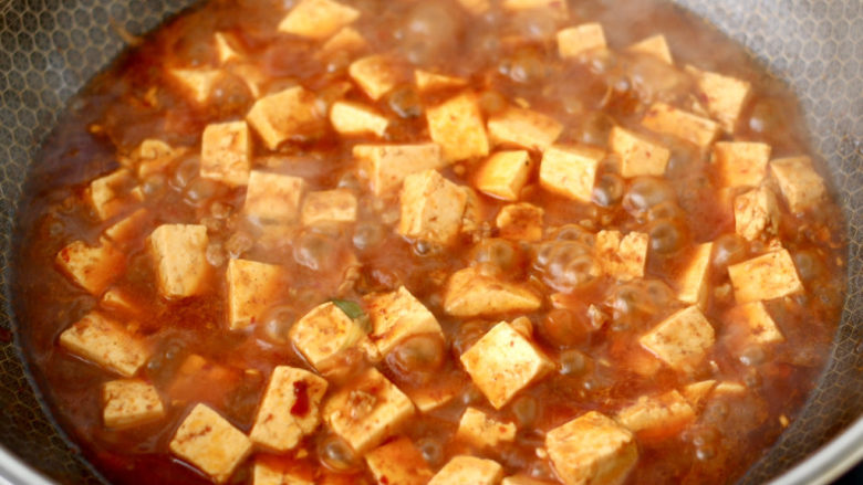 麻婆豆腐,大火烧开后，继续小火焖至锅中汤汁浓稠时。