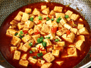 麻婆豆腐,关火后撒少许葱花和小米辣，点缀即可出锅咯。