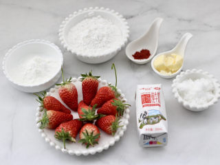 草莓大福,首先备齐所有的食材。
