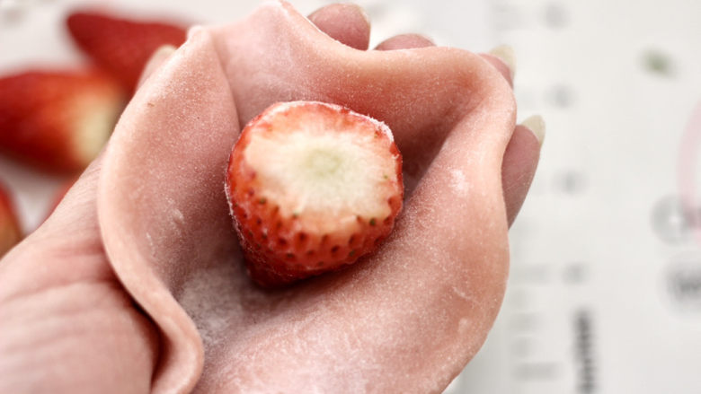 草莓大福,放入1个草莓，用虎口处收口包圆，