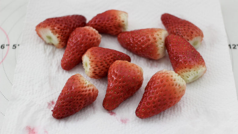 草莓大福,用厨房用纸把草莓的水擦干净。