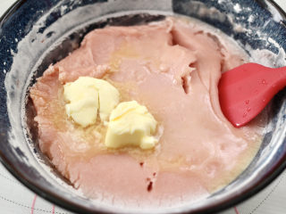 草莓大福,把蒸熟的糯米粉取出，趁热放入黄油。