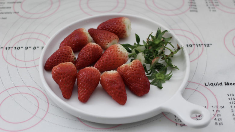 草莓大福,草莓洗净后去蒂。