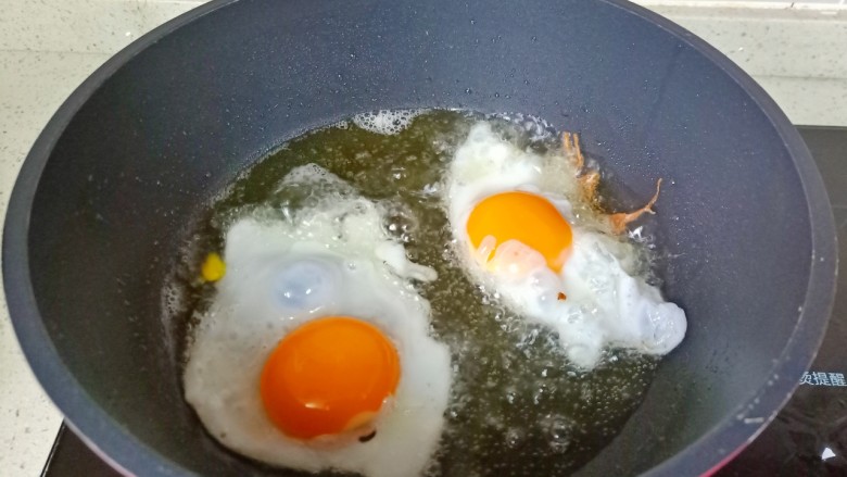 酱卧荷包蛋,锅里多放一点食用油，油温五成热放入<a style='color:red;display:inline-block;' href='/shicai/ 9'>鸡蛋</a>煎，这样它的外皮特别好吃，焦焦的。