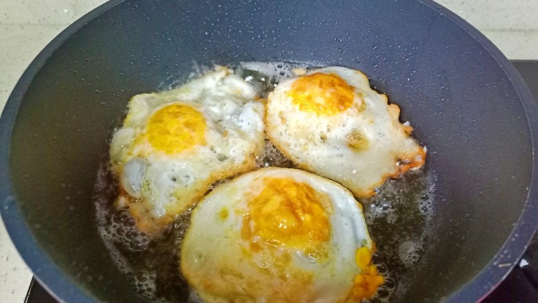 酱卧荷包蛋,煎到两面金黄捞出。