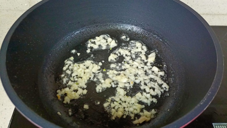 酱卧荷包蛋,锅里留适量的底油，放入蒜泥炒香。