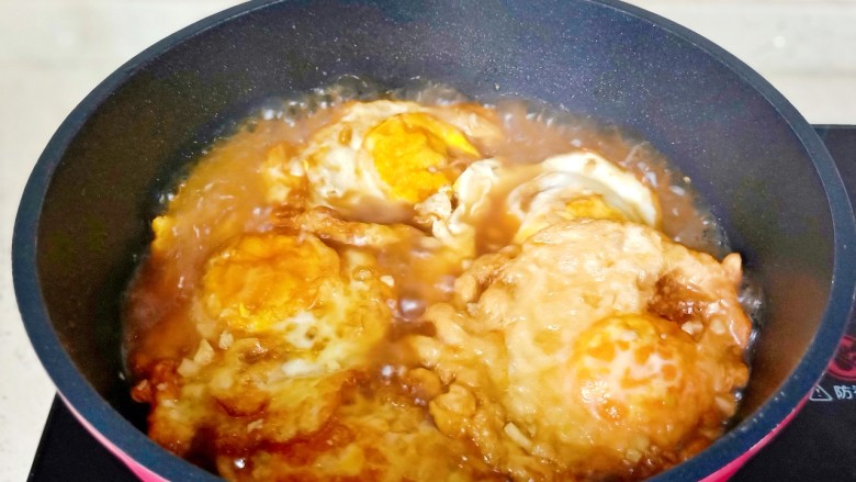 酱卧荷包蛋,放入煎好的鸡蛋一起焖煮。