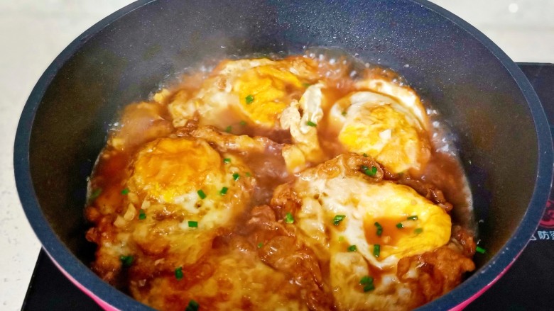 酱卧荷包蛋,煮到汤汁粘稠，撒点葱花出锅。