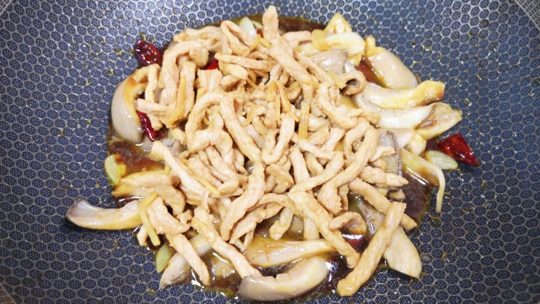 青椒炒平菇,下入炒好的肉丝。