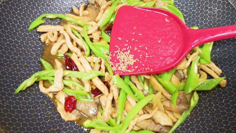 青椒炒平菇,放鸡鲜调味料增加口感。