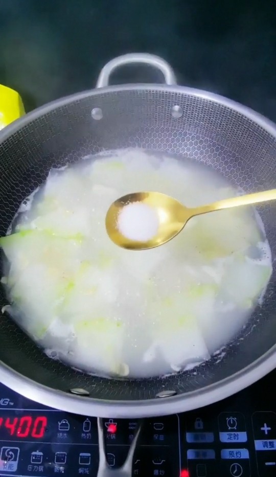 海米冬瓜汤,加入一小勺盐