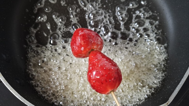 草莓糖葫芦,放入草莓全部粘上糖水