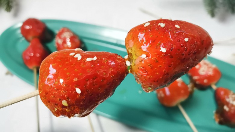 草莓糖葫芦,是不是很想吃，赶紧动手做起来
