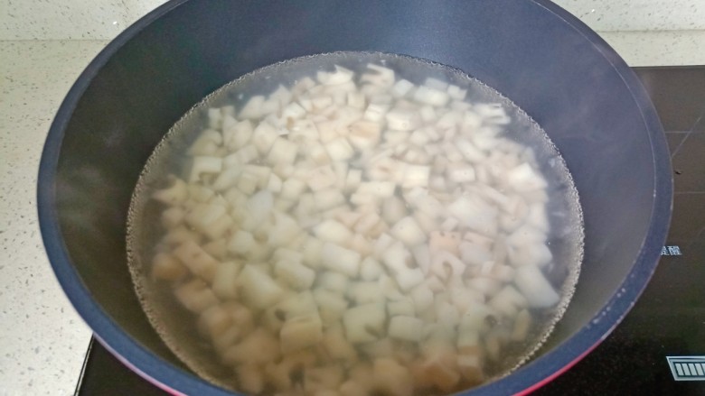 什锦藕丁,锅里放适量的清水烧开，放藕丁焯水一分钟捞出控干水份。