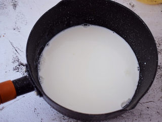 草莓奶冻,锅中加入牛奶