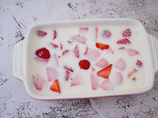 草莓奶冻,再放入草莓丁，放入冰箱冷藏3-4小时
