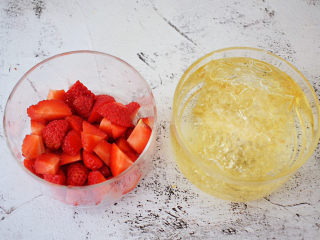 草莓奶冻,吉利丁片用冷水泡软备用，草莓洗干净切小丁