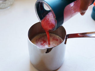 草莓奶冻,将草莓汁与冷却的奶混合搅拌均匀