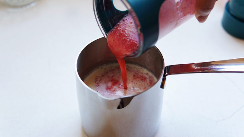 草莓奶冻,将草莓汁与冷却的奶混合搅拌均匀