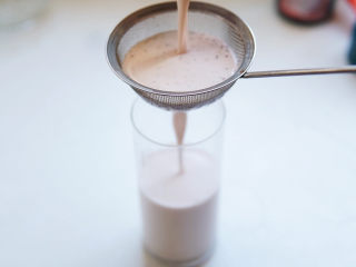草莓奶冻,将奶糊过筛，滤掉浮沫，使奶冻更加细腻