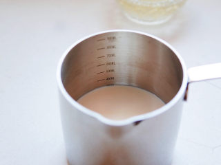 草莓奶冻,选用了自带刻度的小奶锅，使用特别方便，加入三百毫升的牛奶